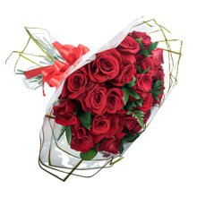 Buquê de 20 Rosas Vermelhas e Folhagens 