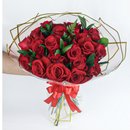 Buquê de 20 Rosas Vermelhas e Folhagens 