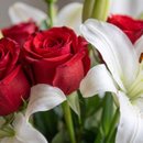 Buque de Lirio com Rosas Vermelhas