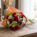 Buque 6 rosas e gypsophila