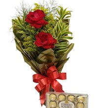 Ramalhete duas Rosas colombianas e Ferrero Rocher