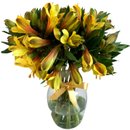 Luxuoso Arranjo de Astromelia Amarela no Vaso de Vidro
