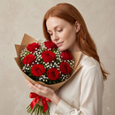 Buquê Luxo Italia 8 Rosas Vermelhas com Folhagem