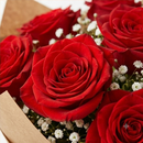 Buquê Luxo Italia 8 Rosas Vermelhas com Folhagem