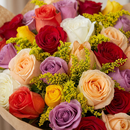 Mega Buquê de 50 Rosas Coloridas com Tango