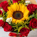 Buquê Rosas Vermelhas Com Único Girassol