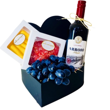 Cesta com Vinho e  Queijo