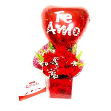 Arranjo de rosas vermelhas com  balão e chocolate 