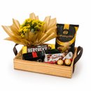 Cesta Com Vinho Chocolates E Flor