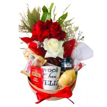 Cesta de Rosas e Doçuras Apaixonantes