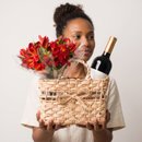 Sacola de Palha com Vinho e Astromélias