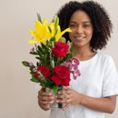 Rosas e Lírios em Cachepô de Vidro