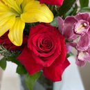 Rosas e Lírios em Cachepô de Vidro