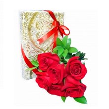 Delicado Buquê Seis Rosas e Caixa de Bombons