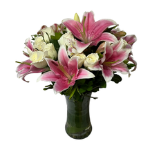 Vaso de Rosas Brancas com Lirios cor de Rosa