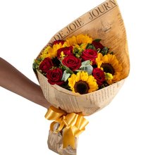 Buquê Encanto de Rosas e Girassóis