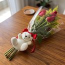 Leque de Três Rosas Vermelhas com Ursinho