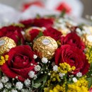 Bouquet 12 Rosas Vermelhas com Bombons Ferrero Rocher