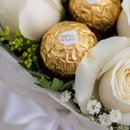 Bouquet 12 Rosas Brancas com Bombons Ferrero Rocher