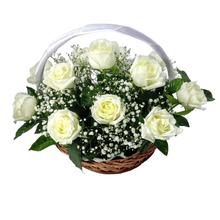 Cesta Rosas Brancas com Mosquitinhos