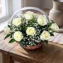 Cesta Rosas Brancas com Mosquitinhos