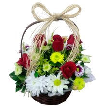 Cestinha de Flores do Campo e 6 Rosas Vermelhas 