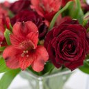 Arranjo de Flores Vermelhas no Vaso 