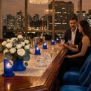 Rosas Spray Brancas no Vaso Azul Presente Elegante 