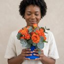 Rosas Spray Alaranjadas no Vaso Azul 