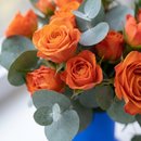 Rosas Spray Alaranjadas no Vaso Azul 