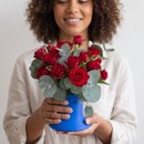 Arranjo de Rosas Spray Vermelhas no Vaso Azul 