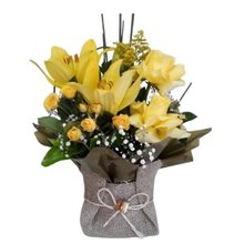 Arranjo de Lírios e rosas amarelas 