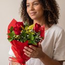 Buquê de 3 Rosas Vermelhas com Tango e Gipsofila