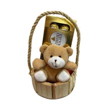 Cesta Madeira e Chaveiro de Pelúcia