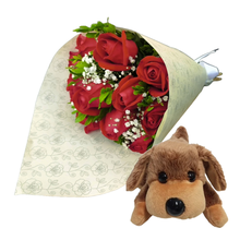 Apaixonante Buquê de 12 Rosas e Cachorrinho Dengoso