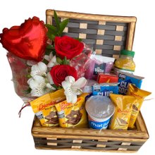 Cesta Café da Manhã com Arranjo de Rosas 