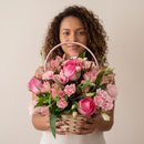 Cesta de Flores em Cores Rosadas