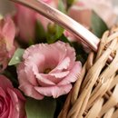 Cesta de Flores em Cores Rosadas