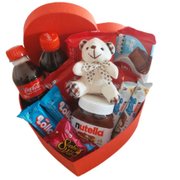 Cesta Coração com Chocolates, Doces e Pelúcia