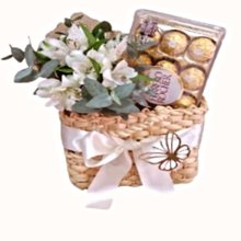 Bolsa de Palha com Astromérias Brancas