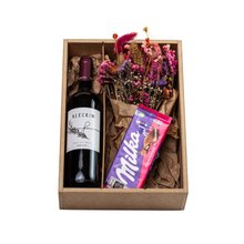 Kit Vinho com Flores Secas e Chocolate