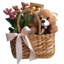 Cesta Sacola com Finos Bombons e Urso de Pelúcia 