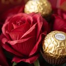 Buquê Juliet Bombons Chocolate e Rosas Eternas 