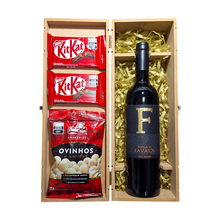 Cesta com Vinho, Chocolate e Ovinhos de Amendoim