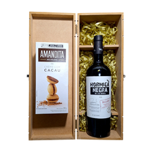 Cesta Vinho com Baú e Chocolate Amandita