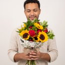 Buquê de Girassóis com Rosas Vermelhas - Luz e amor