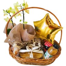 Cesta de Presente M em Vime com Balão e Orquídea