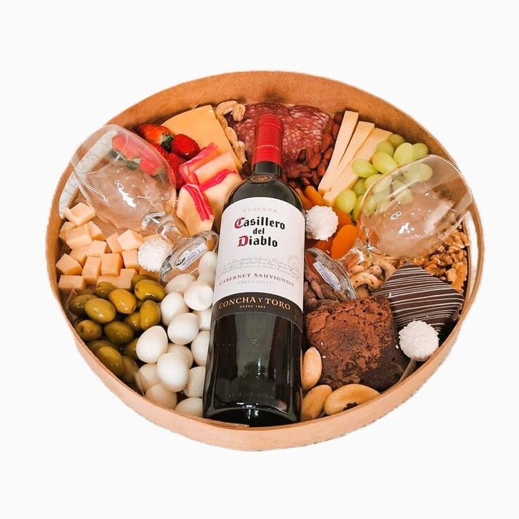 Bandeja em MDF Redonda G com Vinho Frios e Petiscos