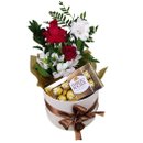 Box Luxo Marfim P com Arranjo 2 Rosas e Chocolates