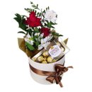 Box Luxo Marfim P com Arranjo 2 Rosas e Chocolates